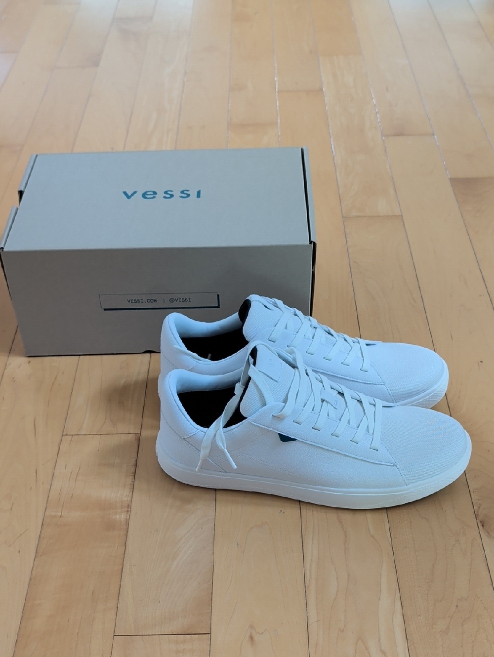 BNIB Vessi Men’s White Low-Top Sneakers - M11